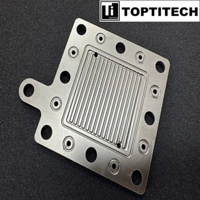 Placă de titan cu câmp de curgere pentru electrolizoare